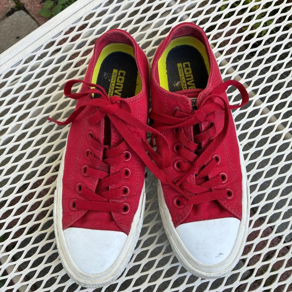converse low tops in tomato red with a lunarlon insole! Size 6.5 W. Super comfy.